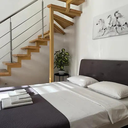 двоповерхові мілена у центрі з балконом, та паркінгом