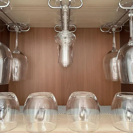 двоповерхові мілена у центрі з балконом, та паркінгом Apartman *