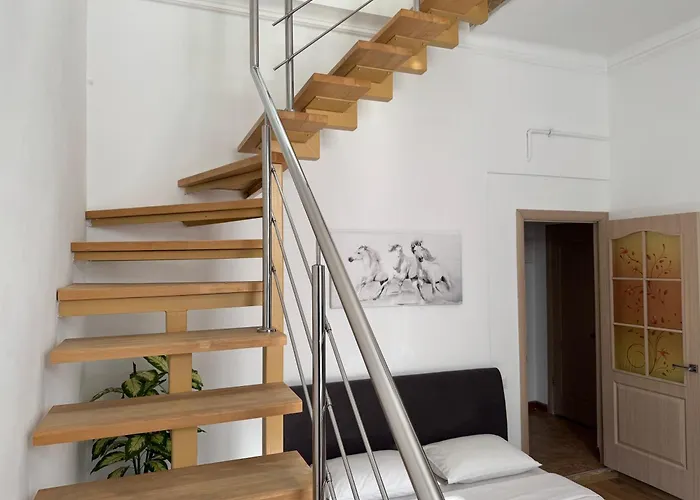 двоповерхові мілена у центрі з балконом, та паркінгом *