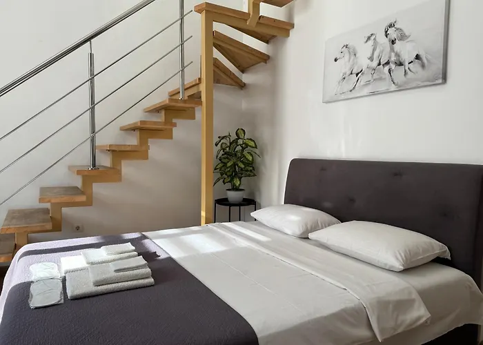 двоповерхові мілена у центрі з балконом, та паркінгом