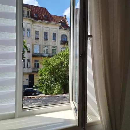 двоповерхові мілена у центрі з балконом, та паркінгом Apartamento