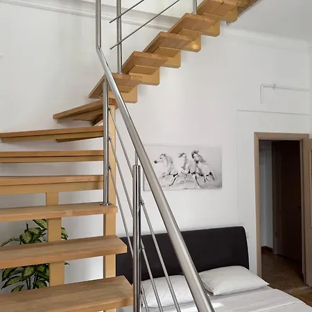 двоповерхові мілена у центрі з балконом, та паркінгом *