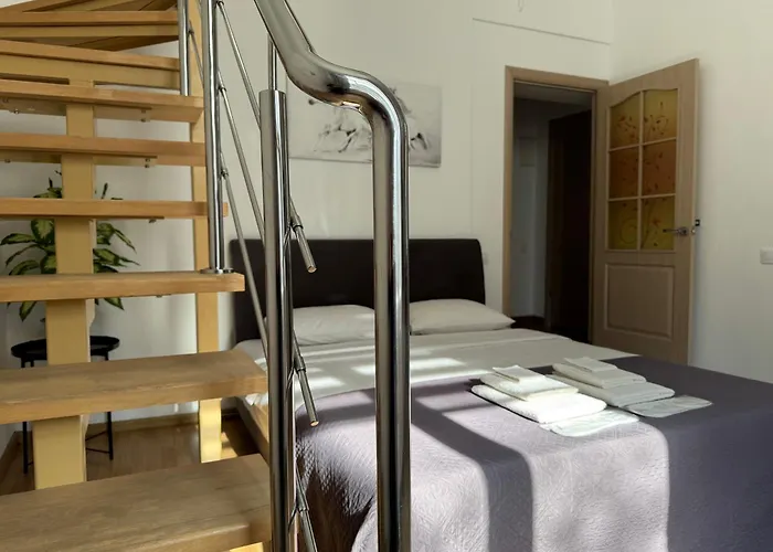 двоповерхові мілена у центрі з балконом, та паркінгом 리비프